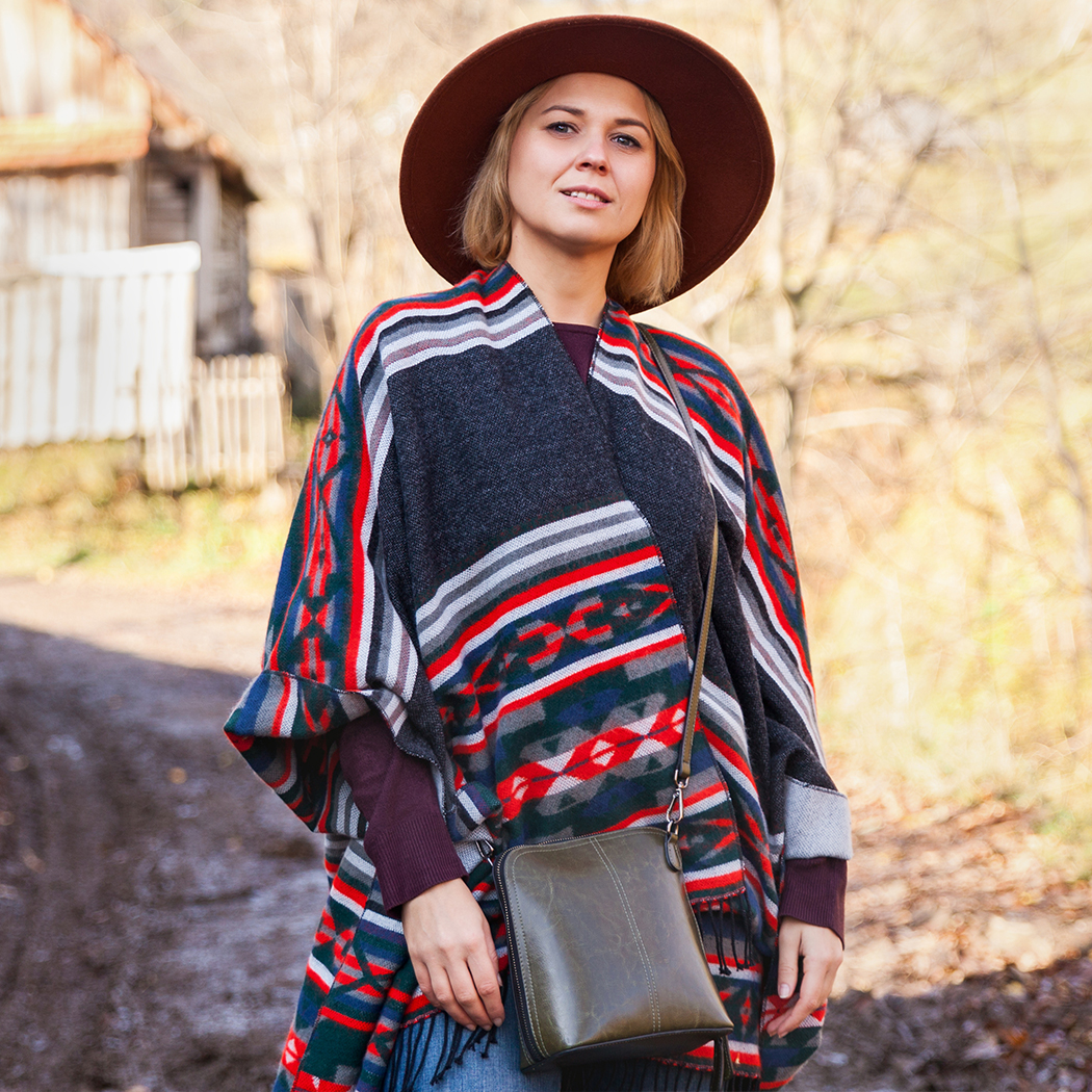 Jak nosić ponczo damskie, aby wyglądać stylowo? Oto nasze pomysły na stylizacje z modną narzutką!